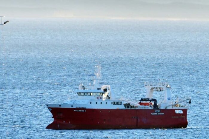 Toda la tripulación de un pesquero, en aislamiento frente a las costas de Puerto Madryn