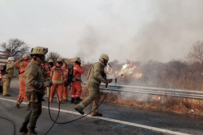 Bomberos combaten cuatro focos activos de incendios forestales en las sierras