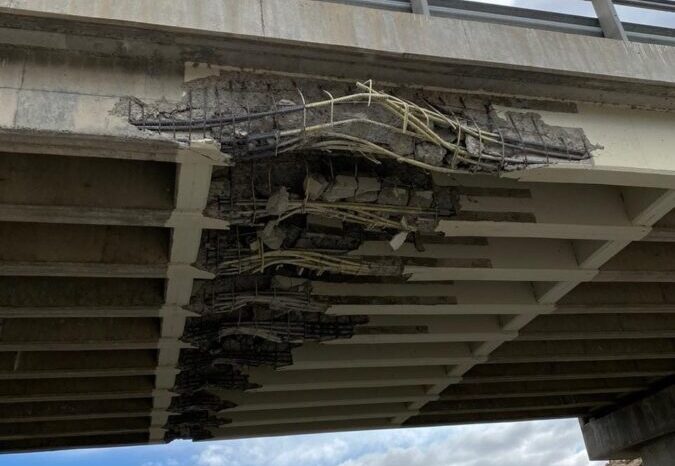 Por rotura en la estructura del puente esta interrumpido el transito hacia Bariloche
