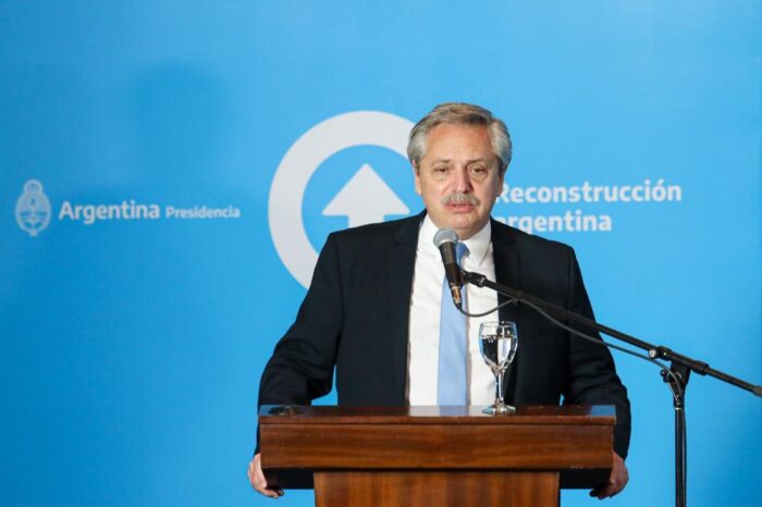 El Presidente recorrió obras y una fábrica textil, encabezó la firma de convenios con San Juan