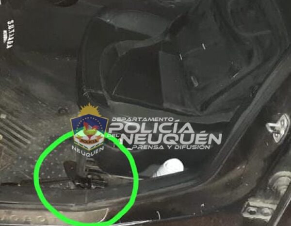 Dos demorados con un arma de fuego, que circulaban en un automóvil en el oeste neuquino