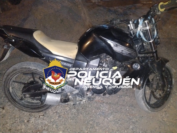 Recuperan motocicleta robada y demoran a sus ocupantes
