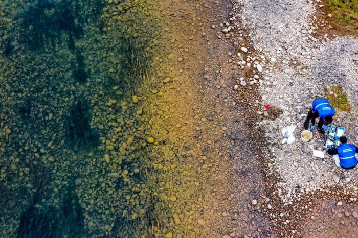 Monitorean la calidad de agua del Río Neuquén