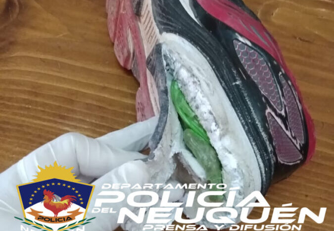 Intentó ingresar estupefacientes camuflada en una zapatilla fue descubierto y quedo demorado