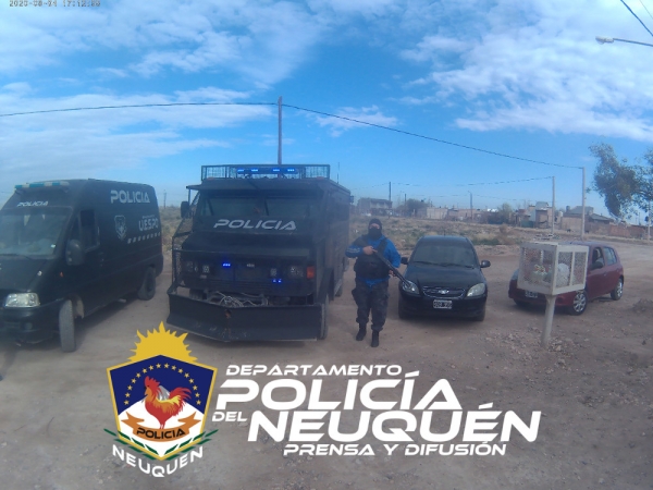 Demoran a dos hombres y secuestran elementos en allanamientos