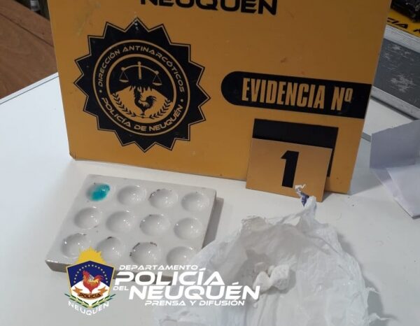 Fueron sorprendidos robando cocaína de un vehículo secuestrado