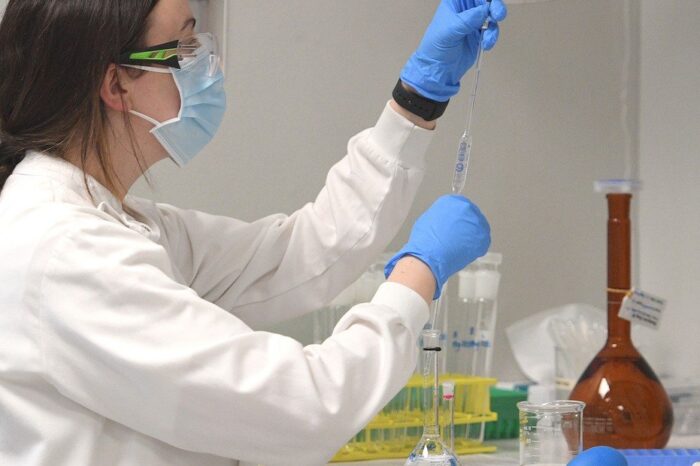 Coronavirus: AstraZeneca y Oxford suspenden la fase 3 de la vacuna que produce Argentina por un efecto adverso grave