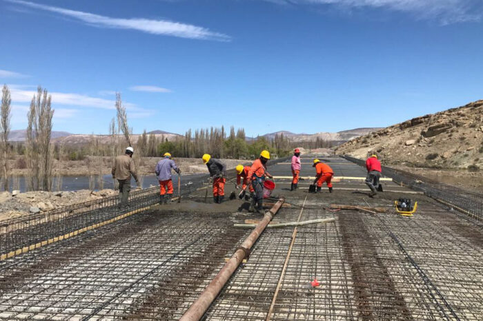 Colocan hormigón al nuevo puente sobre el río Curi Leuvu