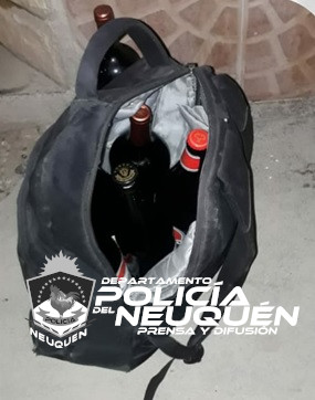 Centenario: Demoran dos jóvenes infraganti, robando bebidas alcohólicas
