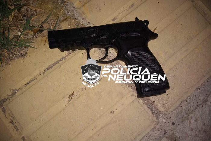 Demoran a dos jóvenes con un replica de arma de fuego y un bastón rígido "TONFA"