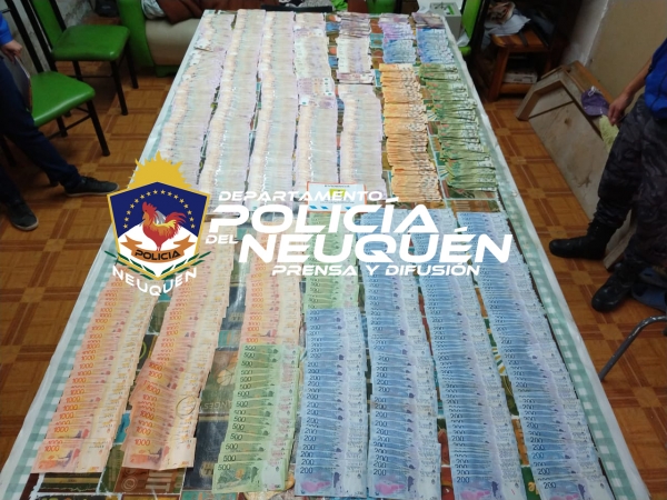 Secuestran importante suma de dinero, un camión y camionetas en allanamiento por estafa