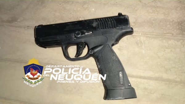 Centenario: Demoran a un joven que portaba una replica de arma de fuego