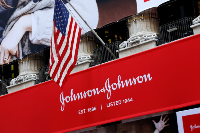 Johnson & Johnson detiene los ensayos de su vacuna contra el covid-19 debido a una enfermedad inexplicable de un participante