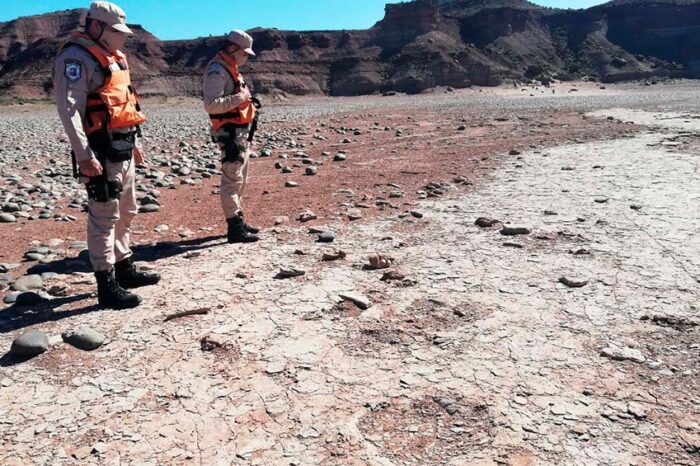 Prefectura encuentra huellas de un dinosaurio bípedo en la localidad neuquina de Villa El Chocón