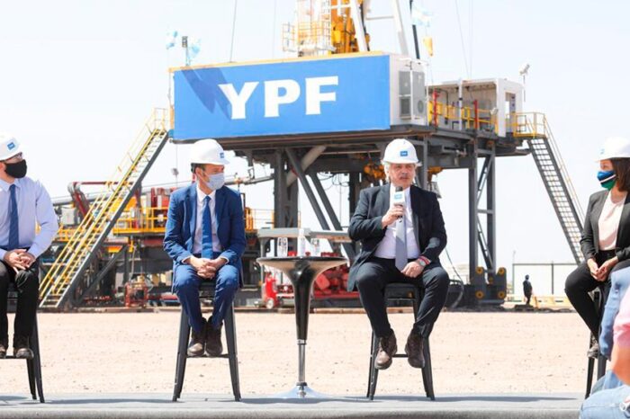 Alberto Fernández: "Necesitamos a YPF más fuerte y más viva que nunca"