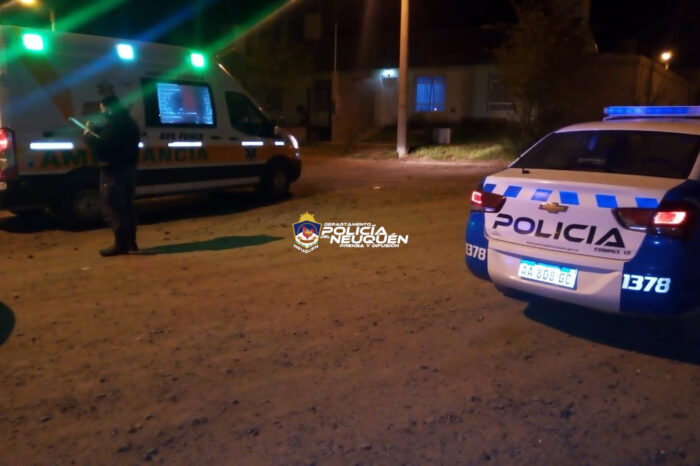 Policía demoró a un hombre, secuestro un arma de fuego y fueron apedreados por el vecindario