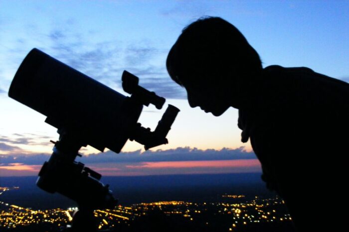 Hoy Júpiter, Saturno y la Luna forman un impactante triángulo en el cielo