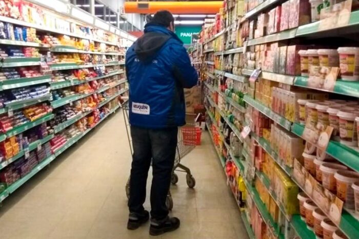 Multan a cadenas de supermercados por vender alimentos vencidos