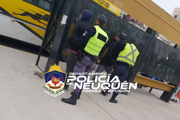Dos jóvenes circulaban con un arma blanca en su poder, fueron demorados