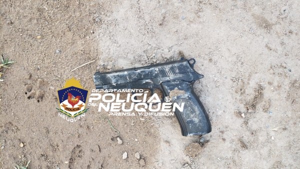 Demoran a dos sujetos y secuestran un arma de fuego que tenían en su poder