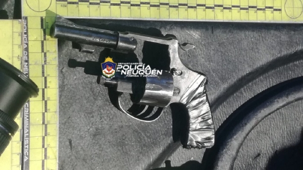 Personal policial secuestra un arma de fuego y municiones