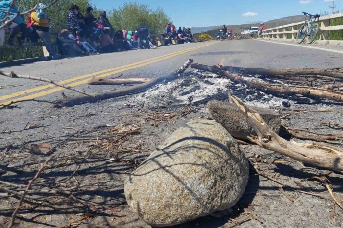 Cortan al Ruta 40 a la altura del Río Curruhe durante 6 hs por aumento sueldo y un bono navideño