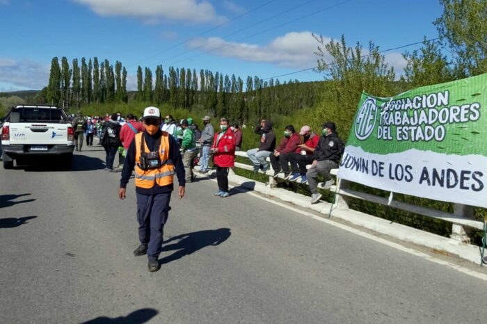 Reclamo de trabajadores de ATE en el puente del río Chimehuín