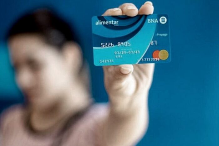 El Gobierno evalúa un bono de fin de año y confirma que se duplica el monto de la Tarjeta Alimentar