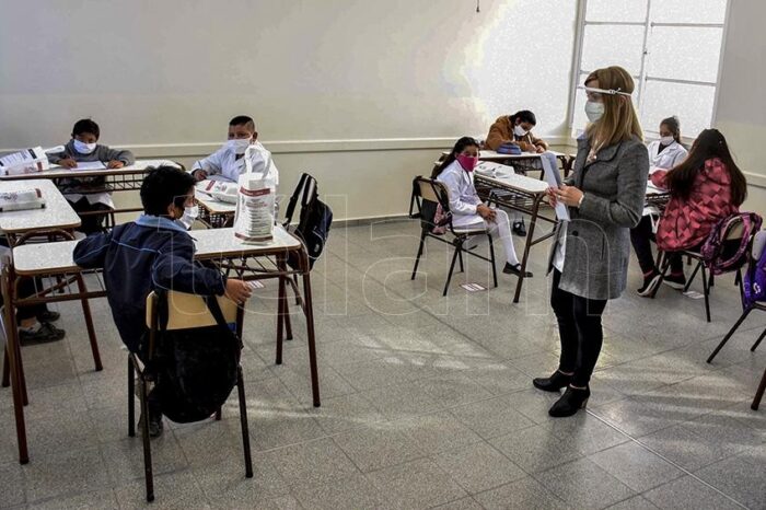 El Gobierno y los gremios acordaron un salario mínimo inicial docente de 27.500 pesos