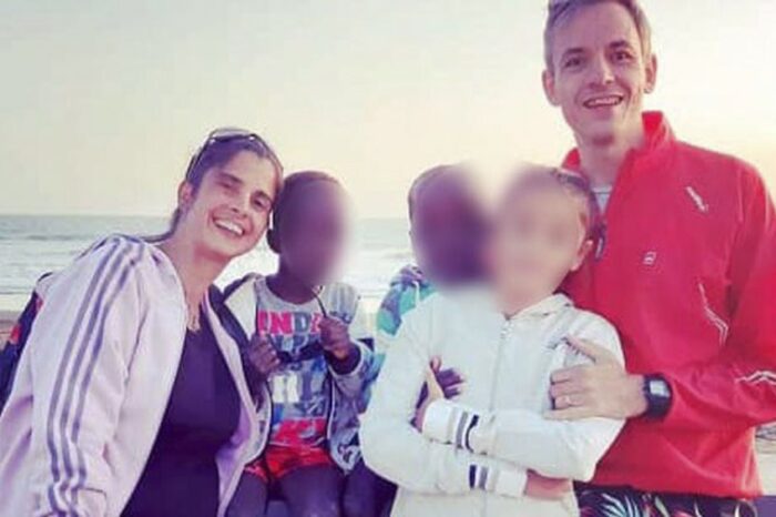 Los hermanos africanos adoptados y abandonados habían entrado al país con visa de turista