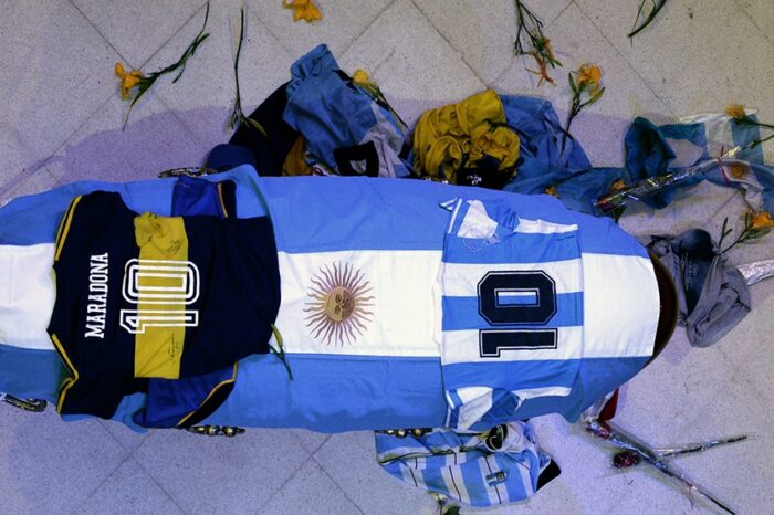 Maradona recibe el último adiós de miles de personas en la Casa Rosada