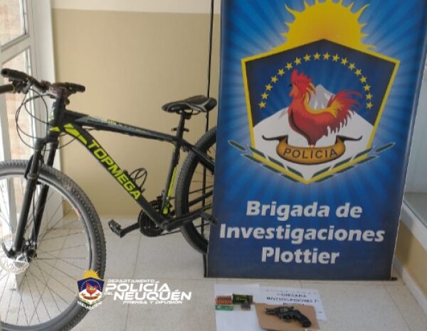 Policía allana y recuperan una costosa bicicleta y secuestran un arma de fuego