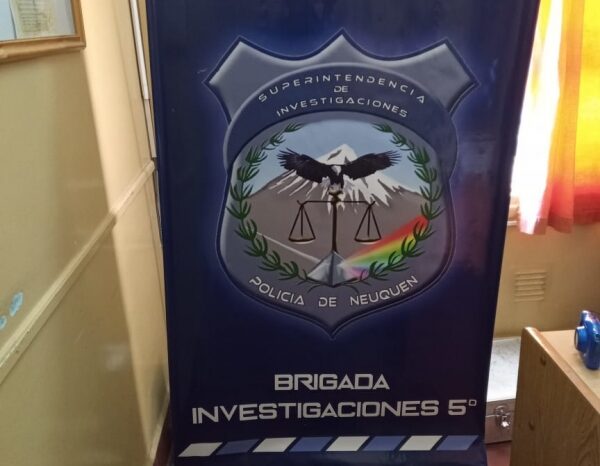 Una mujer hizo entrega a la policía de un arma de fabricación casera "tumbera"