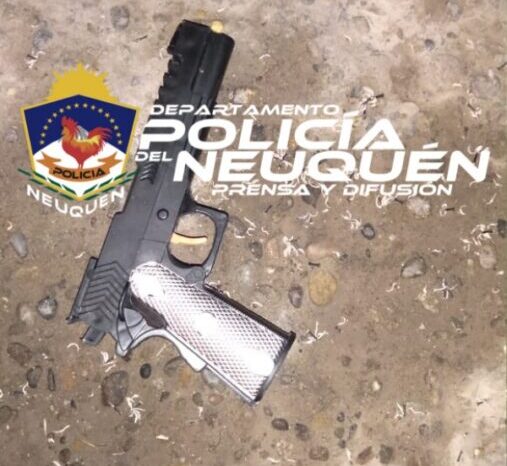 Un demorado con un arma de fuego en su poder
