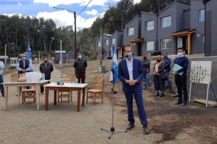 Villa La Angostura: Gutiérrez entregó viviendas y anunció un convenio para conexiones domiciliarias de cloacas