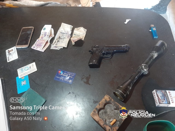 En un allanamiento demoran a dos hombre por presunto robo