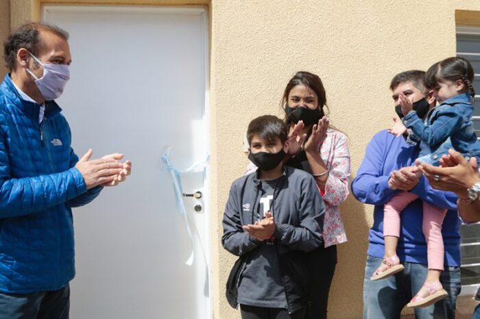 Gutiérrez entregó viviendas e inauguró un cajero y obras viales en Zapala