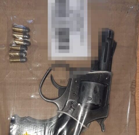 Demoran a un sujeto y secuestran un arma de fuego