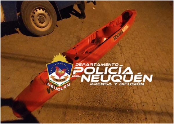 Rápido accionar policial permite recuperar un kayak y demorar a tres personas