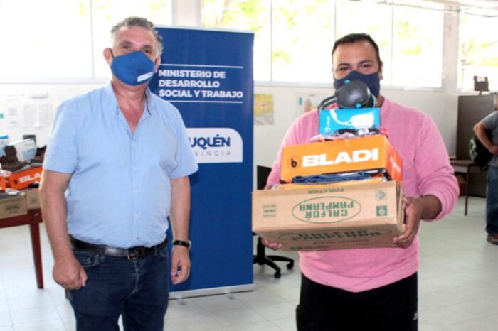 Entregan ropa de trabajo y elementos de seguridad para el personal de la Subsecretaría de Desarrollo Social.