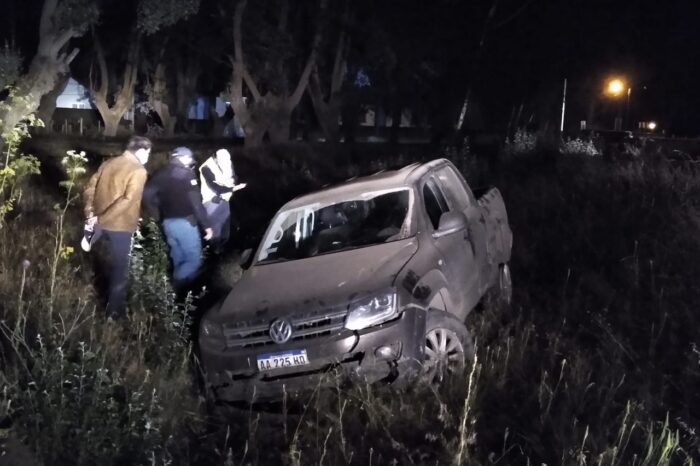 Borracho, derrapa, embiste el guard raid y termina en la cuneta