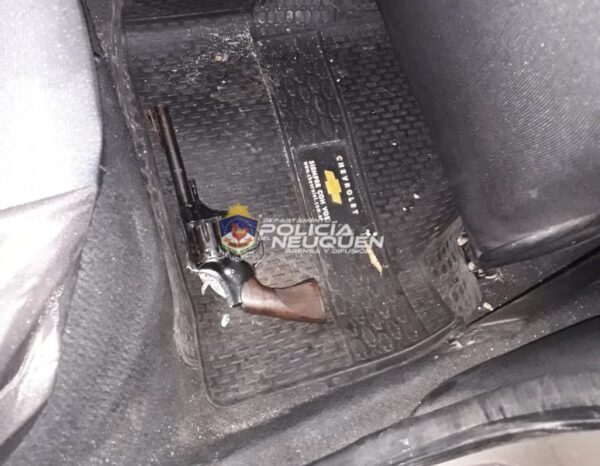 Demoran a un sujeto que comercializaba bebidas alcohólicas y le secuestran un arma de fuego