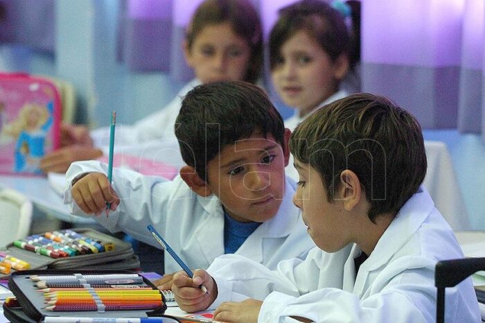 Vacunarán a docentes en febrero para que las clases se inicien "con mayor presencialidad"