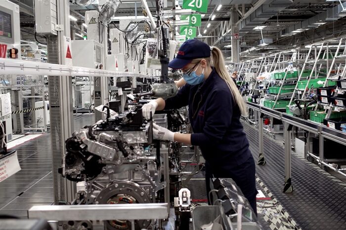 Prorrogan la prohibición de despedir empleados y el pago de la doble indemnización