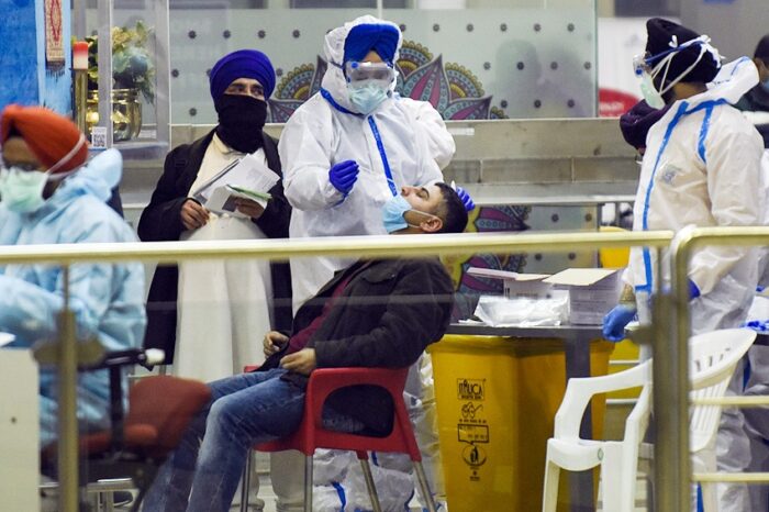 Más restricciones y polémicas en Europa, y esperanza en India tras la aprobación de dos vacunas
