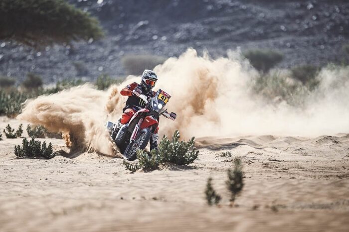 El salteño Kevin Benavides, con su moto, está primero en la general