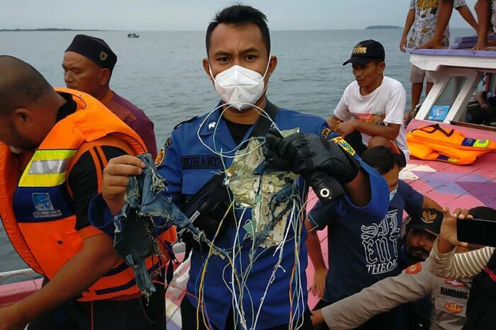 Desapareció un avión Boeing 737 con 62 personas a bordo poco después de despegar de Yakarta