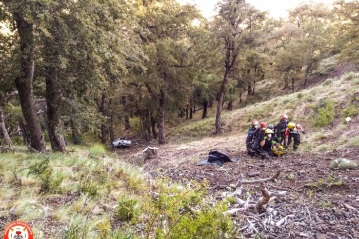 Milagro: Se desbarrancan con una camioneta unos 80 metros camino a Quila Quina