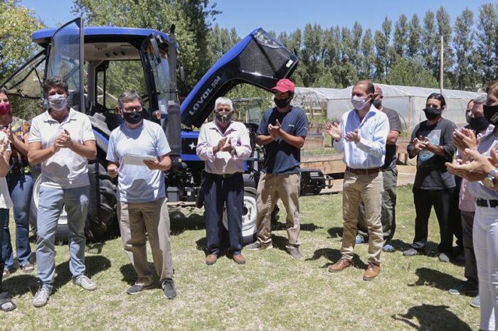 Entregaron un tractor al Centro Profesional Agropecuario de Plottier