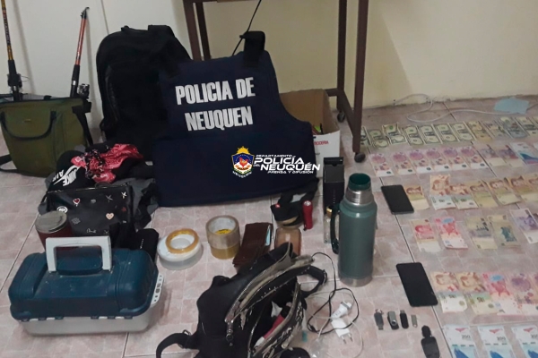 Villa la Angostura: dos personas demoradas, una con dos pedidos de captura